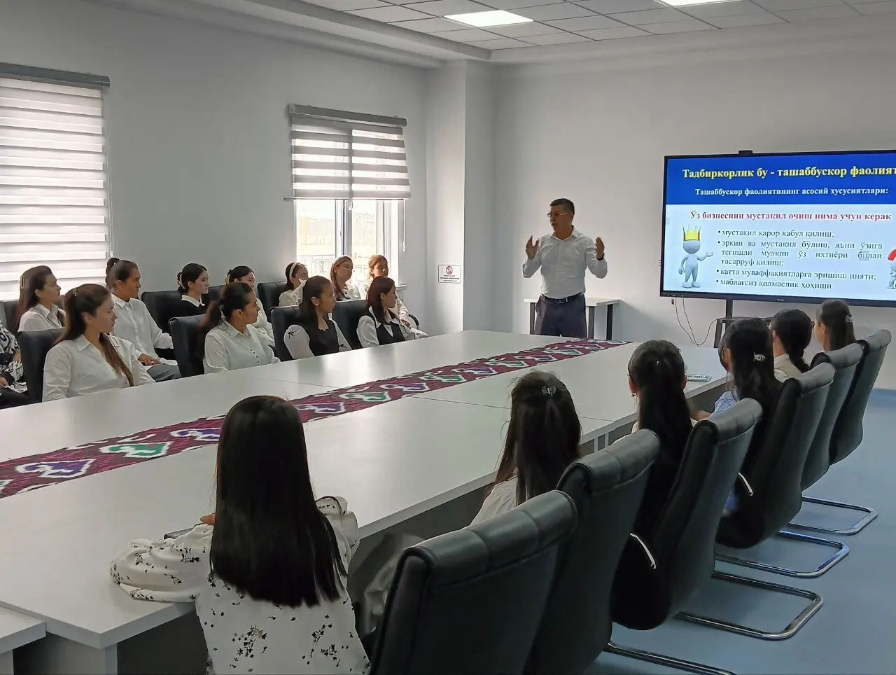 Yoshlar uchun “Eng yaxshi g‘oya” loyihasi doirasida startap va elektron savdolar bo‘yicha seminar o‘tkazildi