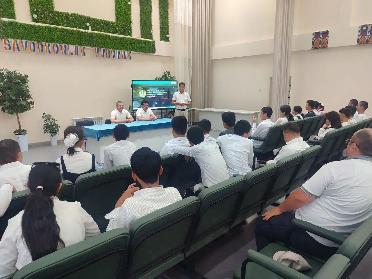 Sirdaryo viloyatida maktab bitiruvchilari uchun davra suhbati tashkil etildi